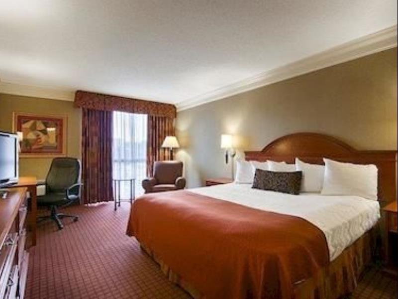 Express Airport Expo Center By Ihg Hotel 3*