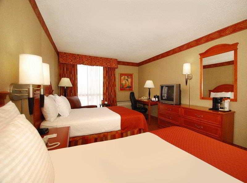 Express Airport Expo Center By Ihg Hotel 3*