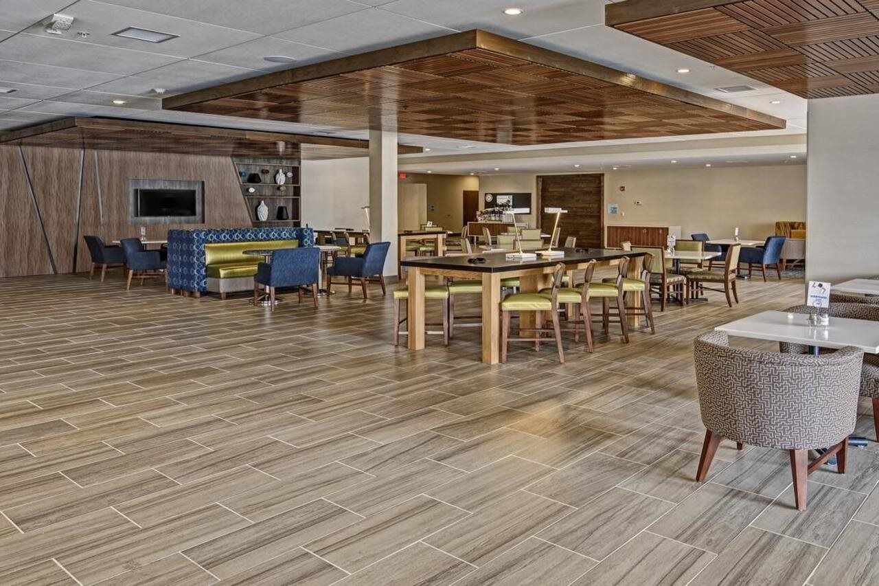 Express Airport Expo Center By Ihg Hotel
